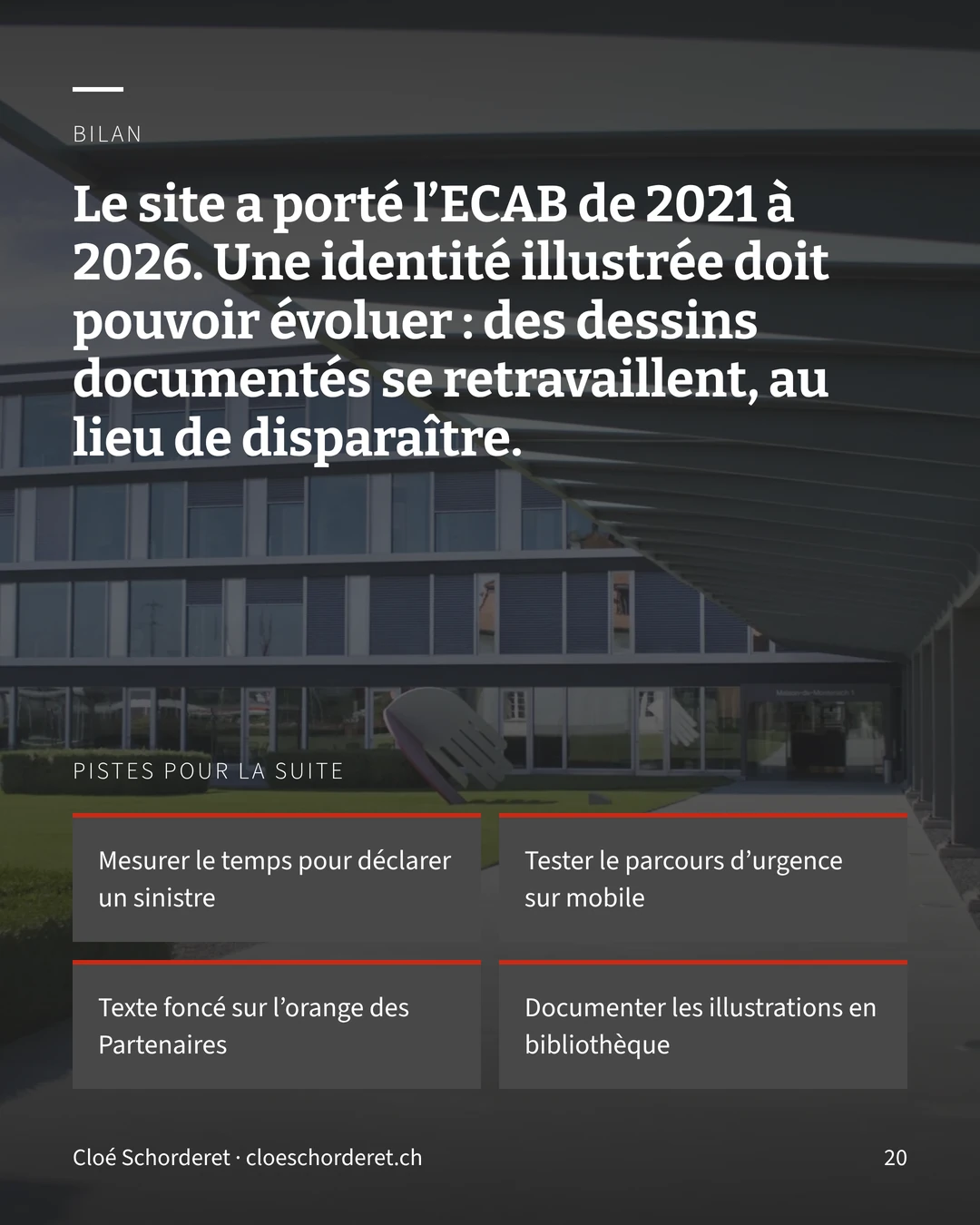 Bilan devant le siège de l’ECAB : le site a porté l’ECAB de 2021 à 2026. Pistes : mesurer le temps de déclaration, tester l’urgence sur mobile, contraste de l’orange, documenter les illustrations.